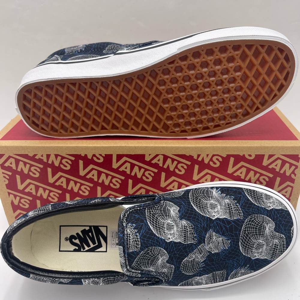 Vans WMNS Vans Women’s Classic Slip-On
(Wireframe Skulls)Blktrwht Sneakers - Picture 14 of 16